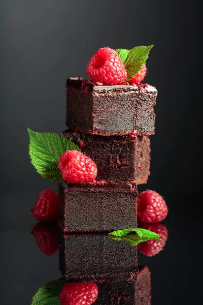 Chocolate Cake Garnished Fresh Raspberries Black Reflective Background — Fotografia de Stock