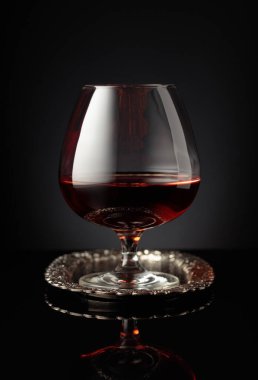 Gümüş tepside bir yudum brendi lütfen. Boşluğu kopyala.