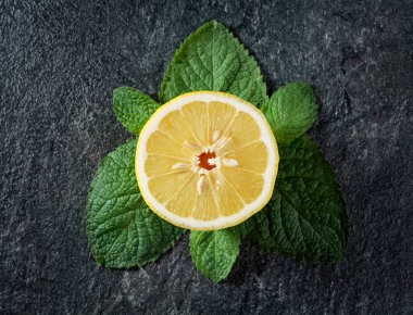 Lemon slice and mint leaves, top view.