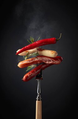 Biberiyeli çeşitli sıcak sosisler ve biberli acı biber..