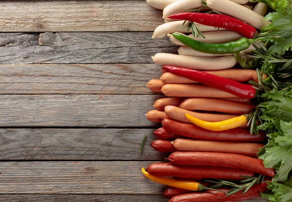 Varie Salsicce Con Insalata Rosmarino Peperoncino Fondo Legno Concetto Del — Foto Stock