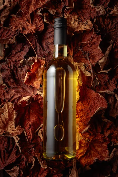 Bottle White Wine Dried Vine Leaves Top View — Stock fotografie