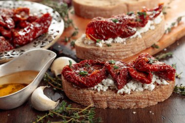 Ricotta, güneşte kurutulmuş domates ve kekik. Geleneksel Akdeniz atıştırması.