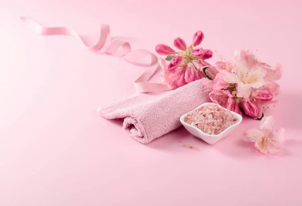 Spa Compositie Met Roze Himalaya Zout Bloemen Handdoek Kopieerruimte — Stockfoto