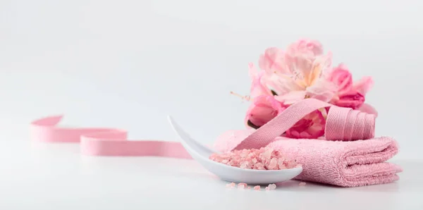Spa Sammansättning Med Rosa Himalaya Salt Blommor Och Handduk — Stockfoto