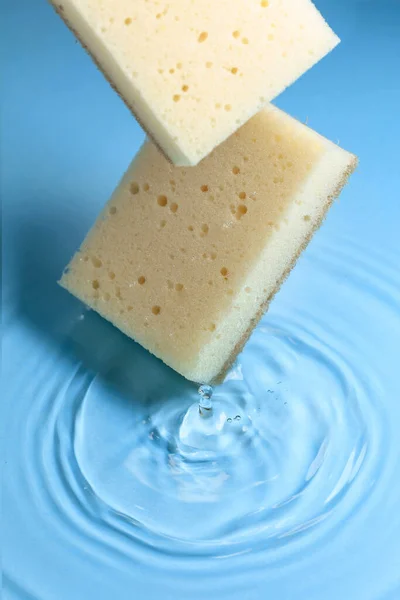 New Clean Sponge Falls Water Forming Waves Clean Concept — ストック写真