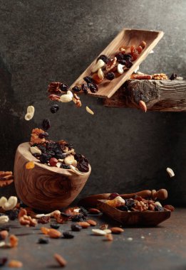 Fındık ve kuru üzümle düşen ahşap tabak. Seçici odak.