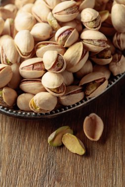 Eski ahşap bir masada tuzlu şam fıstığı.