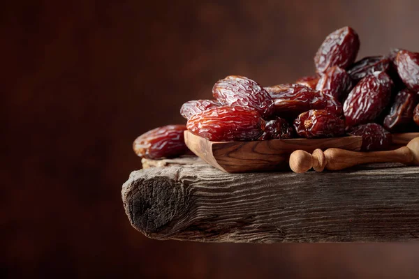 Saftige Datteln Auf Einem Alten Holztisch — Stockfoto