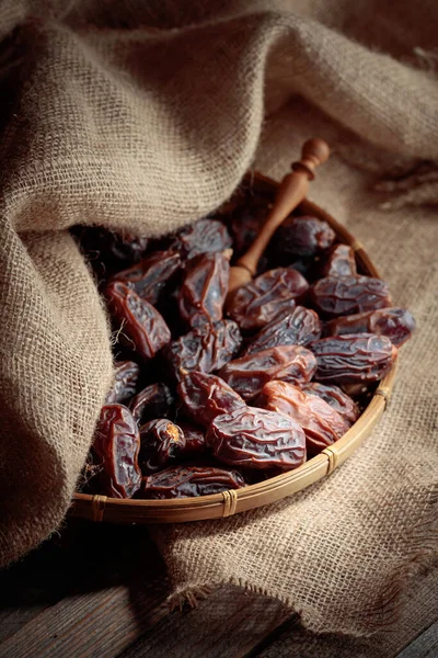 Heerlijke Sappige Rauwe Rijpe Dadels Fruit Een Keukentafel — Stockfoto