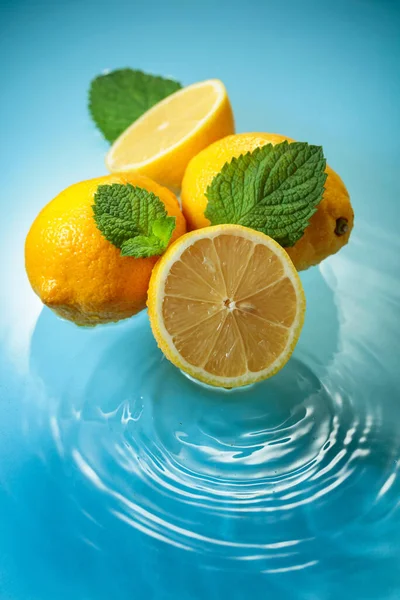 Ripe Juicy Lemons Mint Blue Background Water Splashes Copy Space — Fotografia de Stock
