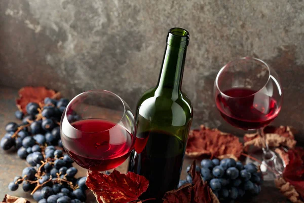 Vin Rouge Avec Raisins Bleus Sur Fond Vintage — Photo