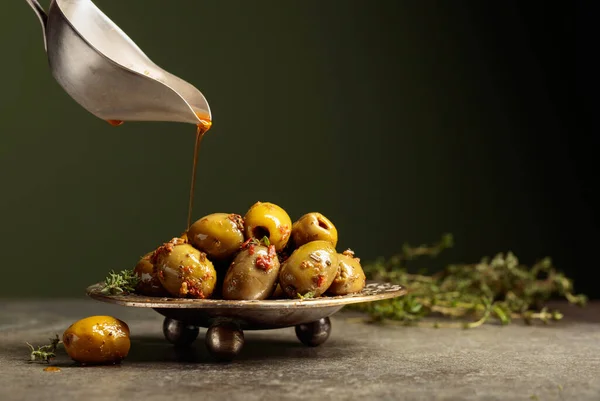 Les Olives Vertes Épicées Sont Versées Avec Huile Olive Espace — Photo