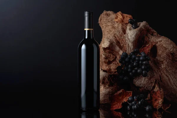 Botella Vino Tinto Fondo Viejo Enganche Uvas Con Hojas Vid —  Fotos de Stock