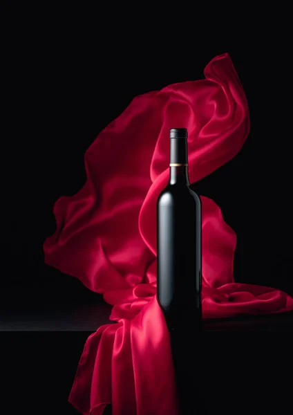 Flasche Rotwein Auf Schwarzem Hintergrund Mit Flatterndem Rotem Tuch — Stockfoto