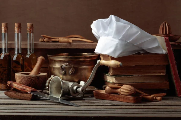 Kochmütze Alte Kochbücher Und Alte Küchenutensilien Auf Dem Holztisch Ein — Stockfoto