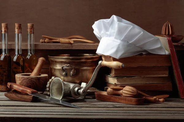 Cappello Chef Libri Cucina Vintage Vecchi Utensili Cucina Sul Tavolo — Foto Stock