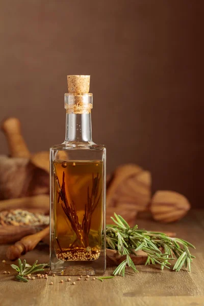 Bottle Olive Oil Rosemary Spices Olive Oil Kitchen Utensils Wooden — Stockfoto