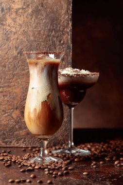 Kahverengi arka planda kremalı kahve ve çikolata içecekler. Boşluğu kopyala.