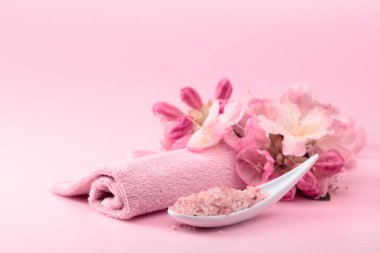 Pembe Himalaya tuzu, çiçeği ve havlusuyla spa kompozisyonu. Boşluğu kopyala.