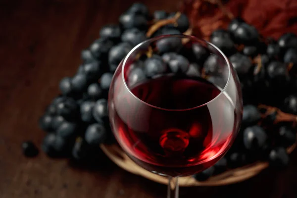 Vino Rosso Uva Blu Vecchio Tavolo Legno Focus Selettivo — Foto Stock