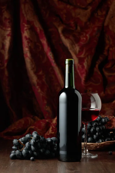 Натюрморт Красным Вином Голубым Виноградом Старом Деревянном Столе — стоковое фото