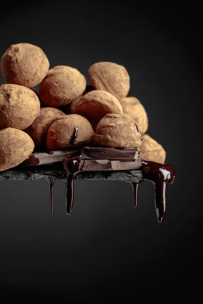 Deliciosas Trufas Chocolate Gotas Salsa Chocolate Sobre Fondo Negro — Foto de Stock