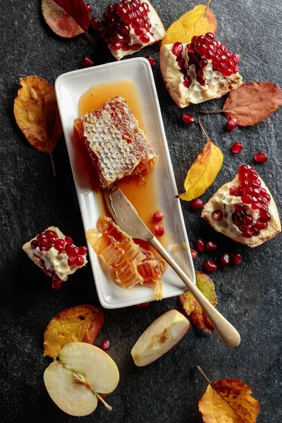 Apple Pomegranate Honey Traditional Food Jewish New Year Rosh Hashana — ストック写真