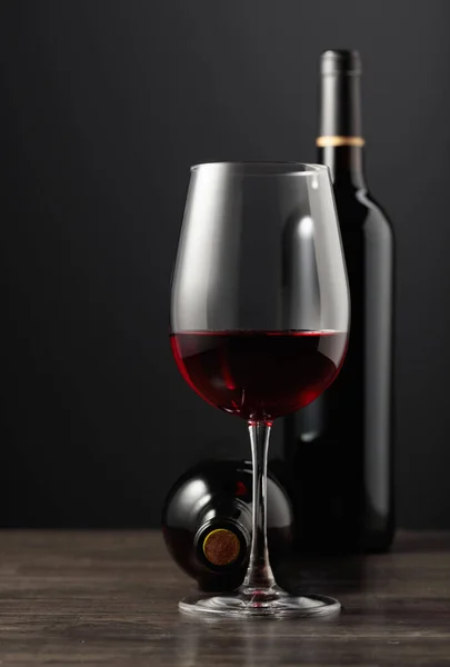 Vinho Tinto Numa Velha Mesa Madeira Foco Primeiro Plano — Fotografia de Stock