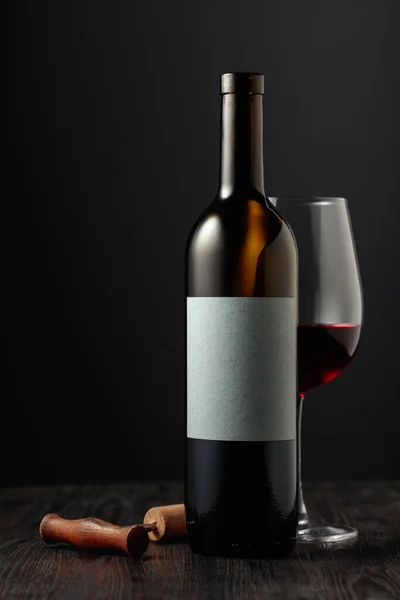 Rotwein Und Korkenzieher Auf Schwarzem Hintergrund Auf Einem Flaschenleeren Etikett — Stockfoto