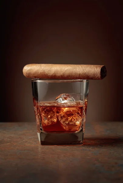 Whiskey Ice Cigar Rusty Metal Table — Stockfoto