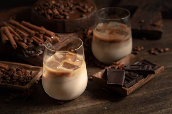 Crema Irlandesa Cóctel Café Vasos Con Hielo Sobre Viejo Fondo — Foto de Stock