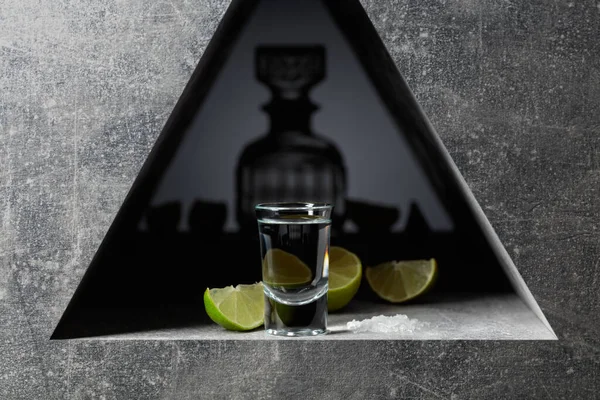 Tequila Con Rodajas Cal Sal Marina Sobre Fondo Piedra Gris —  Fotos de Stock