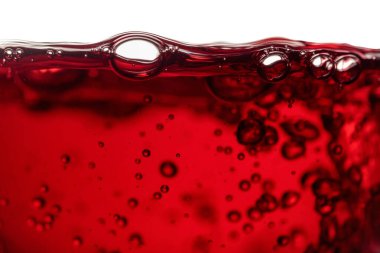 Beyaz arka planda izole edilmiş kırmızı şarap, soyut sıçrama. Makro çekim.