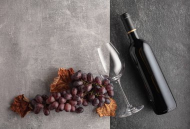 Arka planda üzümlü kırmızı şarap. Üst görünüm.