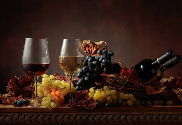 Vino Bianco Rosso Con Uva Tavola Legno Vintage Copia Spazio — Foto Stock