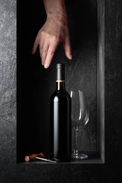 Hand Greift Nach Einer Flasche Rotwein Ein Konzeptbild Zum Thema — Stockfoto