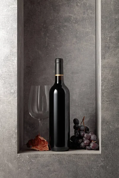 Bottle Glass Red Wine Blue Grapes Copy Space — Stockfoto