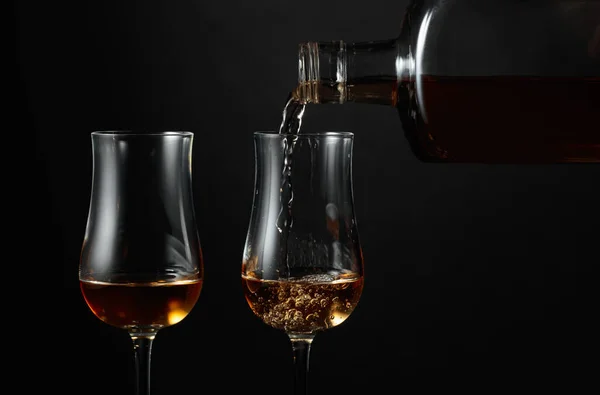 Bevanda Alcolica Forte Versata Una Bottiglia Bicchiere Copia Spazio — Foto Stock