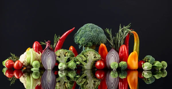 Различные Сырые Овощи Черном Отражающем Фоне Концептуальный Образ Тему Вегетарианства — стоковое фото