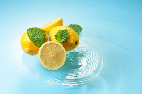 Ripe Juicy Lemons Mint Blue Background Water Splashes Copy Space — Fotografia de Stock