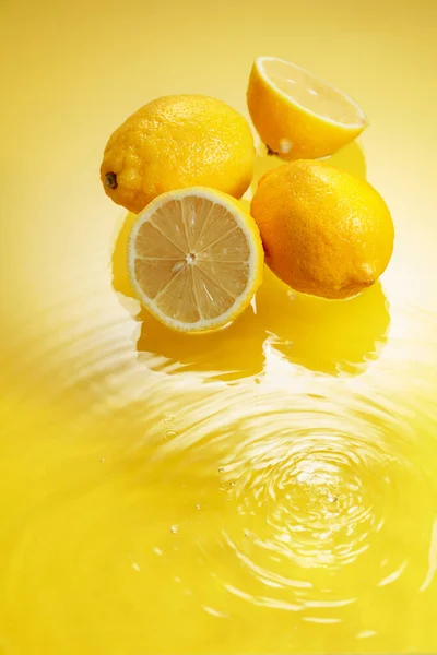 Ripe Juicy Lemons Yellow Background Water Splashes Copy Space — Fotografia de Stock
