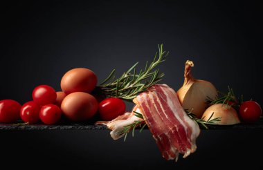 Yumurtalı, domatesli, soğanlı ve biberiyeli domuz pastırması. Boşluğu kopyala.