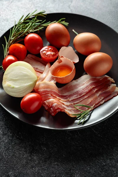 Smoked Bacon Eggs Tomatoes Onions Rosemary Black Plate — Stock Photo, Image