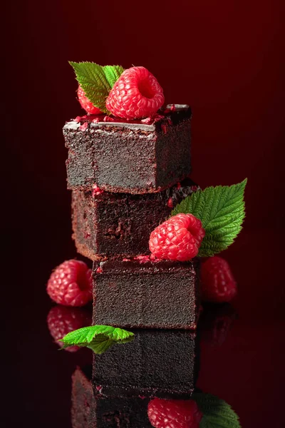 Bolo Chocolate Decorado Com Framboesas Frescas Fundo Vermelho Escuro — Fotografia de Stock