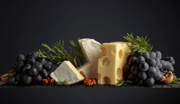 Τυρί Καρύδια Μπλε Σταφύλια Και Δεντρολίβανο Μαύρο Φόντο Αντιγραφή Χώρου — Φωτογραφία Αρχείου