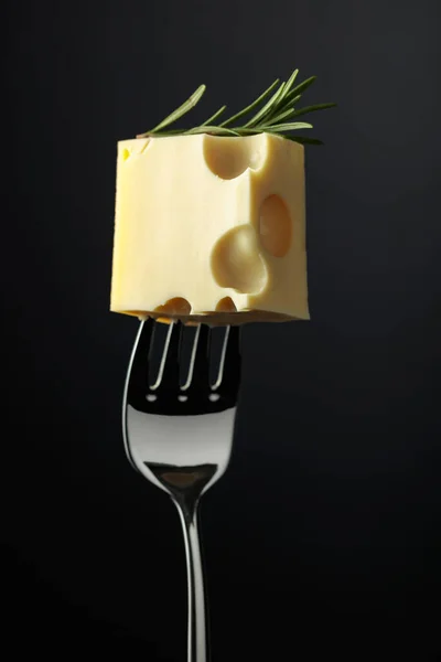 Maasdam奶酪片 带有迷迭香的黑色底色 — 图库照片