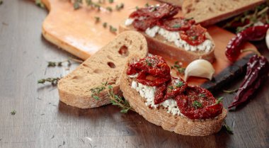 Ricotta, güneşte kurutulmuş domates ve kekik. Geleneksel Akdeniz atıştırması.