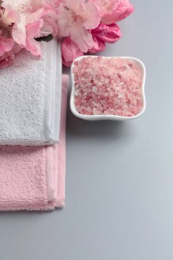 Pembe Himalaya tuzu, çiçeği ve havlusuyla spa kompozisyonu. Boşluğu kopyala.