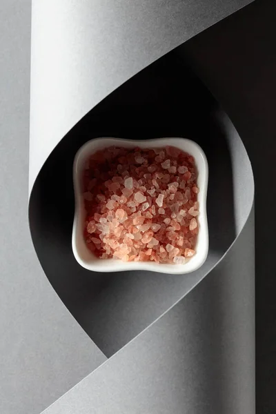 Розовая Соль Белой Керамической Миске Сером Фоне — стоковое фото